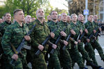 Представители ополчения Донецкой народной республики (ДНР) во время репетиции парада Победы в Донецке