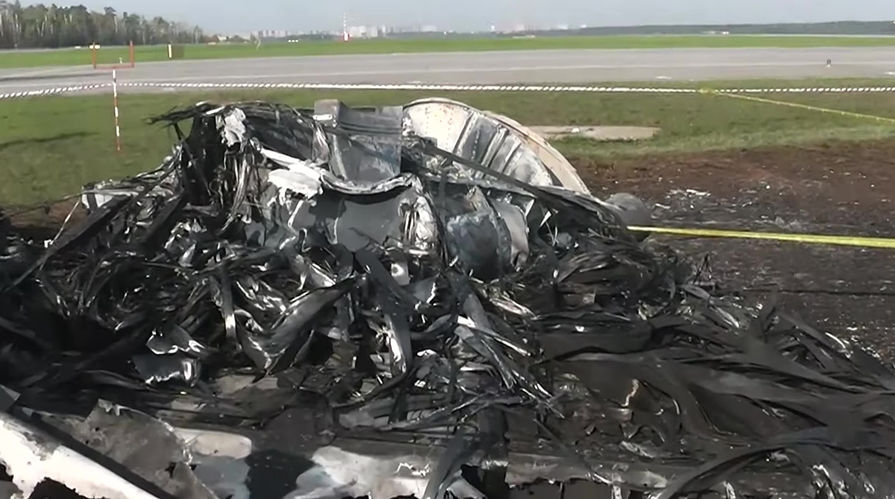 Фрагменты самолета Sukhoi Superjet 100 авиакомпании "Аэрофлот" на следующий день после катастрофы в аэропорту Шереметьево, 6 мая 2019 года