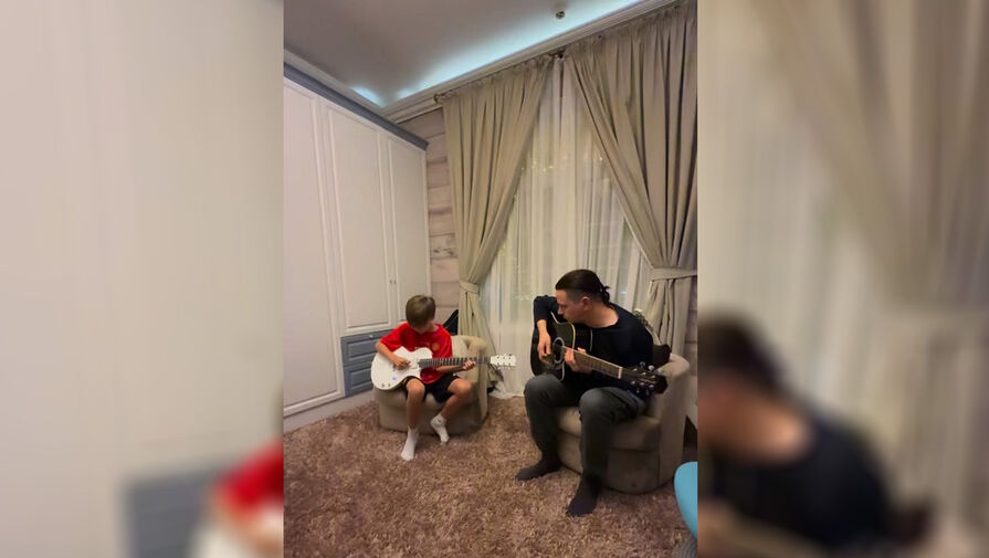 Певица Подольская сняла сына от Преснякова за игрой на гитаре