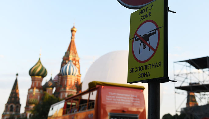 Знак «Бесполетная зона», установленный на Красной площади в Москве