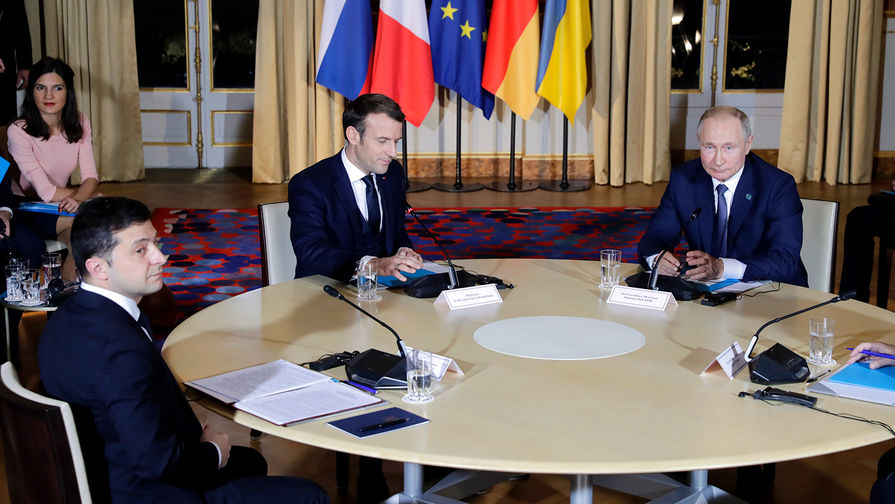 Президент Украины Владимир Зеленский, президент Франции Эмманюэль Макрон и президент России Владимир Путин (слева направо) во время встречи в рамках саммита "нормандского формата" в Елисейском дворце, 9 декабря 2019 года