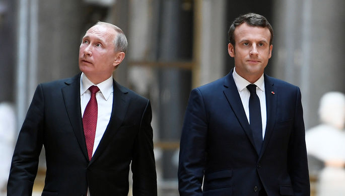 Президент России Владимир Путин и президент Франции Эммануэль Макрон перед пресс-конференцией в...