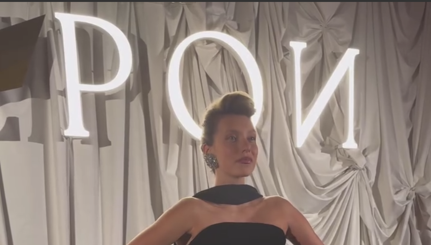 Телеведущая Регина Тодоренко вышла в свет в платье с полупрозрачной юбкой