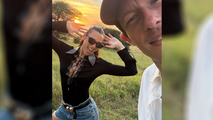 Певица Дуа Липа в боди со шнуровкой и коротких шортах снялась на сафари