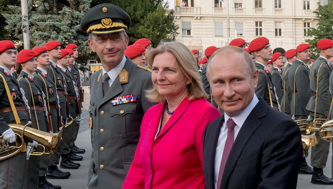 5 июня 2018 года. Президент России Владимир Путин и министр европейских, интеграционных и...