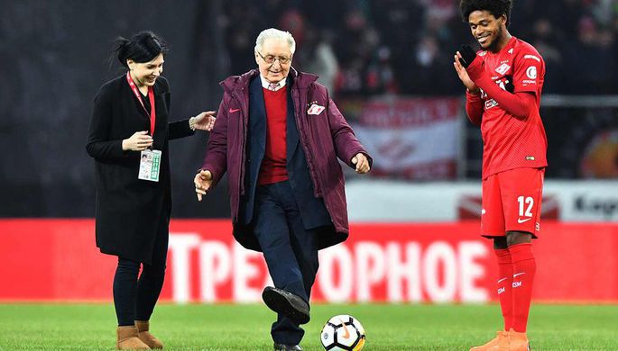 Алексей Парамонов открывает матч 22-го тура чемпионата России по футболу среди клубов Премьер-лиги...