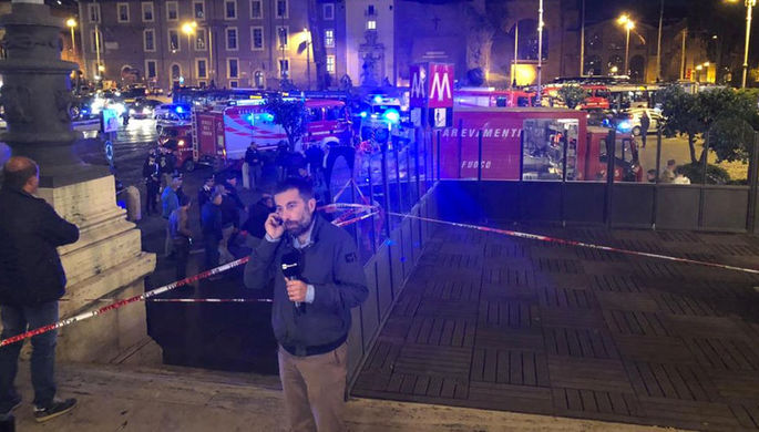 У станции метро в центре Рима, где при обрушения эскалатора пострадали российские болельщики, 23...