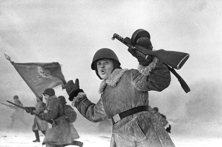 Наступление под Ленинградом. Бойцы Ленинградского фронта идут в атаку
