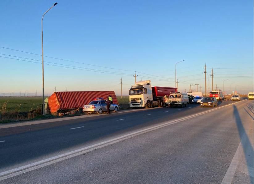 На Кубани три человека в Hyundai Accent погибли в ДТП с двумя фурами