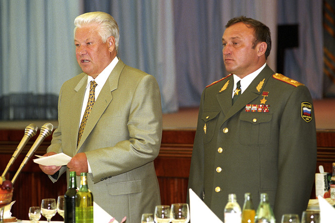 Борис Ельцин и министр обороны РФ Павел Грачев