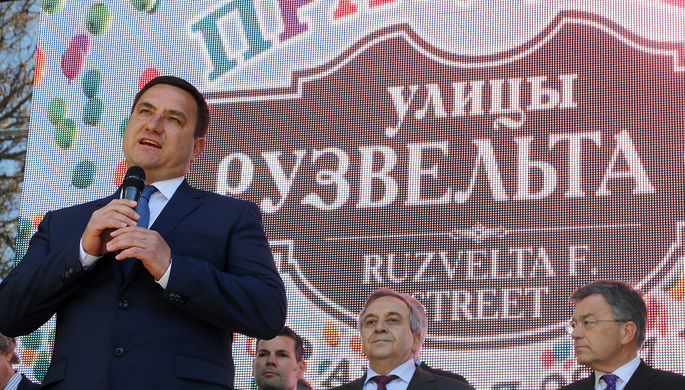 Мэр Ялты Андрей Ростенко (на первом плане) на открытии памятника 32-му президенту США Франклину...