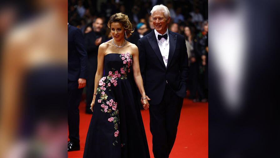 Актер Ричард Гир с женой вышел на публику в Каннах