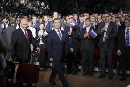 Оба участника тандема появились в зале после того, как с ободряющими короткими речами перед...