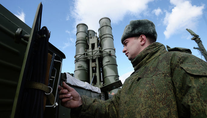 Военнослужащий около ЗРК «Триумф» С-400 в Московской области, 2015 год