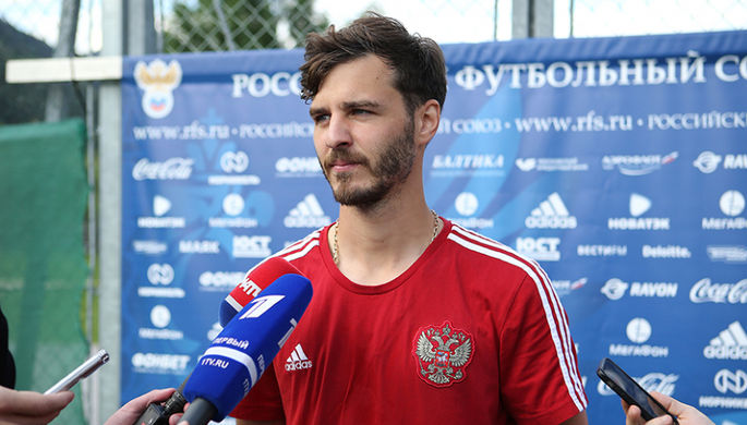 Александр Ерохин во время общения с прессой после тренировки сборной
