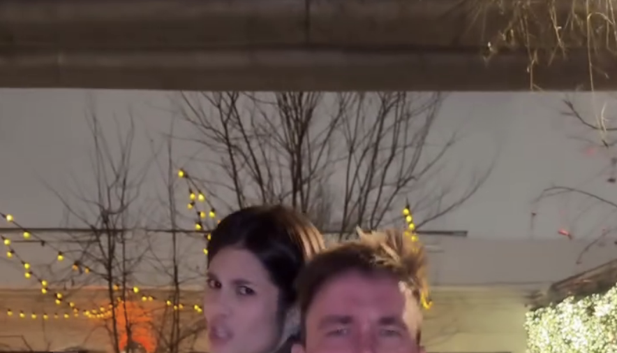 Жена актера Петрова снялась в мини-юбке и жакете