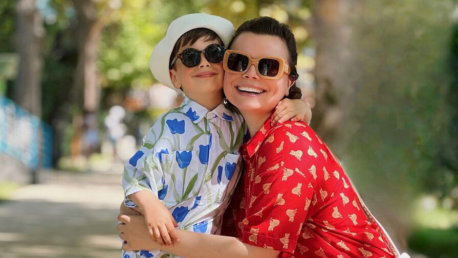 Жена юмориста Петросяна Брухунова опубликовала фото с сыном на отдыхе