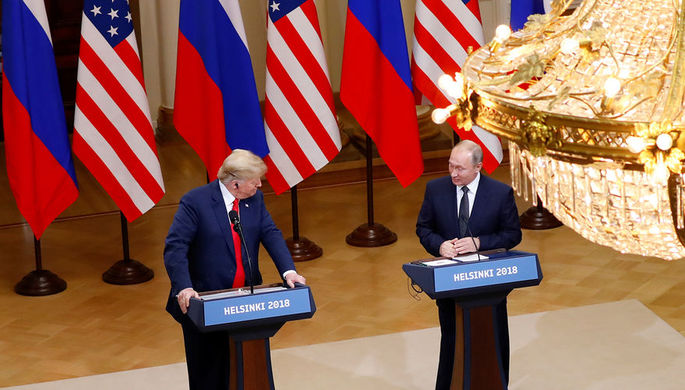 Президент США Дональд Трамп и президент России Владимир Путин во время пресс-конференции по итогам...