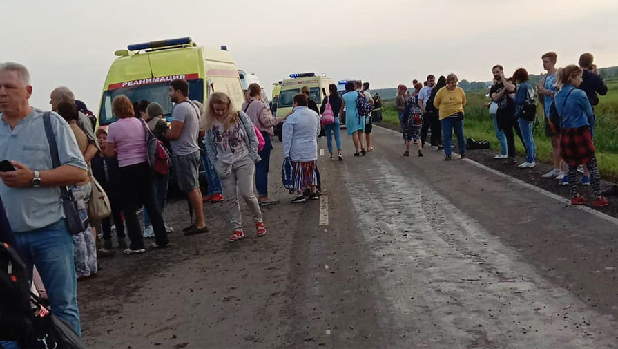 Пассажиры на месте аварийной посадки самолета A321 «Уральских авиалиний» в Подмосковье, 15 августа, 2019 года