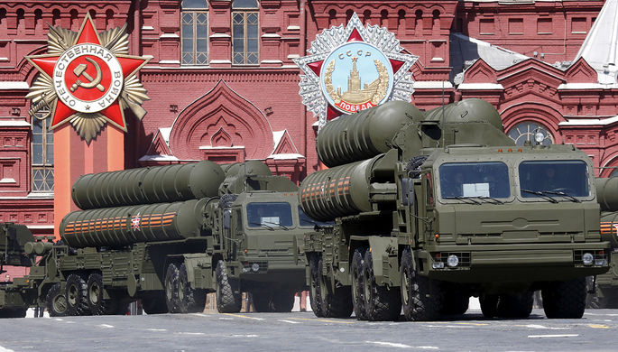 ЗРК С-400 «Триумф» во время военного парада в День Победы в Москве, 2015 год