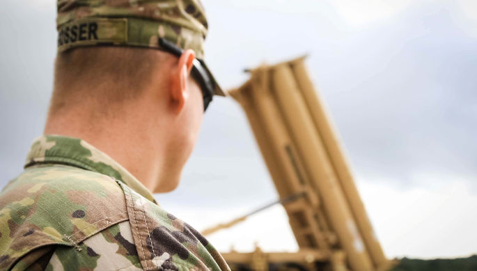 Американский военнослужащий около комплекса THAAD на авиабазе Андерсен на острове Гуам, октябрь 2017...