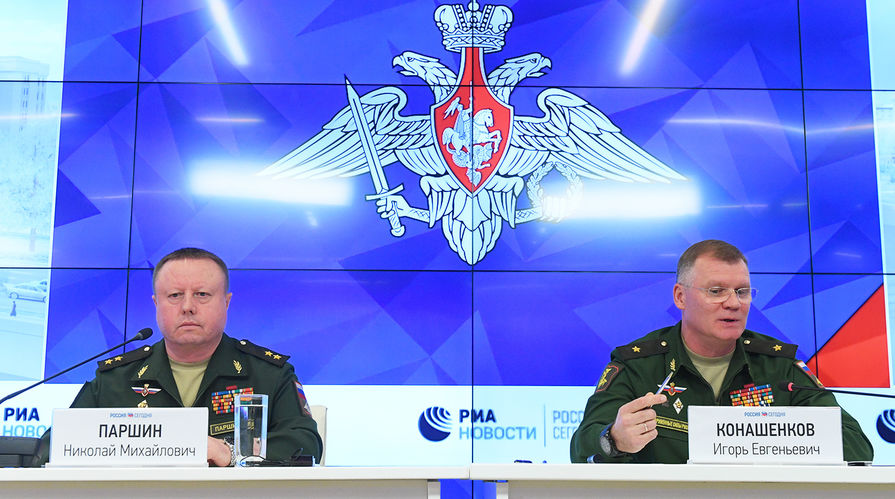 Начальник Главного ракетно-артиллерийского управления министерства обороны России, генерал-лейтенант Николай Паршин и официальный представитель министерства обороны России генерал-майор Игорь Конашенков во время брифинга министерства обороны России касательно крушения самолета Boeing 777 авиакомпании Malaysia Airlines на востоке Украины, 17 сентября 2018 года