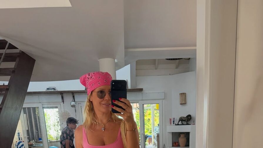 Ведущая Елена Летучая снялась в купальнике и брюках