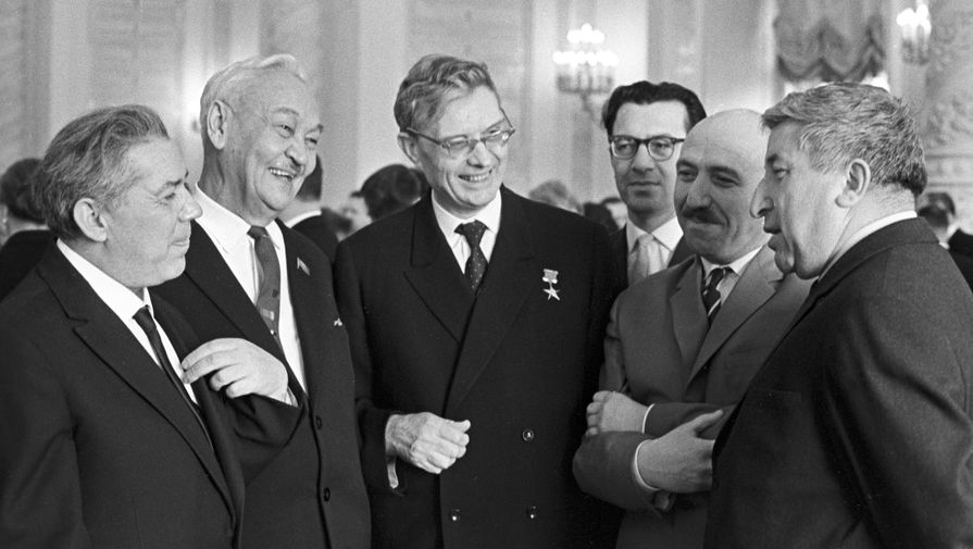 Прием по случаю окончания II съезда писателей РСФСР. Член Президиума ЦК КПСС Михаил Суслов (в центре) среди делегатов съезда. Справа -- писатель Расул Гамзатов.