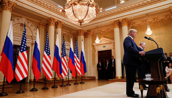 Президент США Дональд Трамп и президент России Владимир Путин во время пресс-конференции по итогам...
