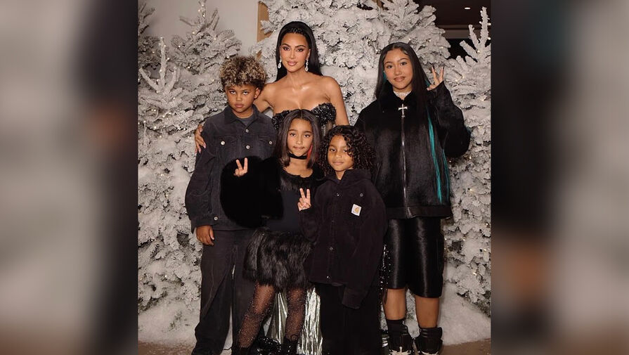 Модель Ким Кардашьян выложила фото в корсетном платье снялась с подросшими детьми