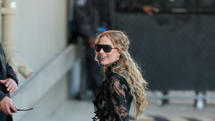 Актриса Марго Робби показала фигуру в полупрозрачном платье в цветах