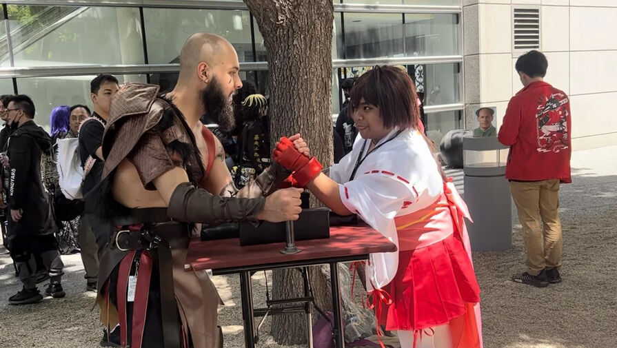 Косплеер в образе Кратоса из God of War случайно сломал руку посетителю аниме-фестиваля