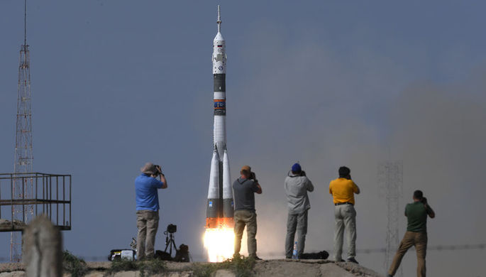 Пуск ракеты-носителя «Союз-ФГ» с пилотируемым кораблем «Союз МС-09» со...