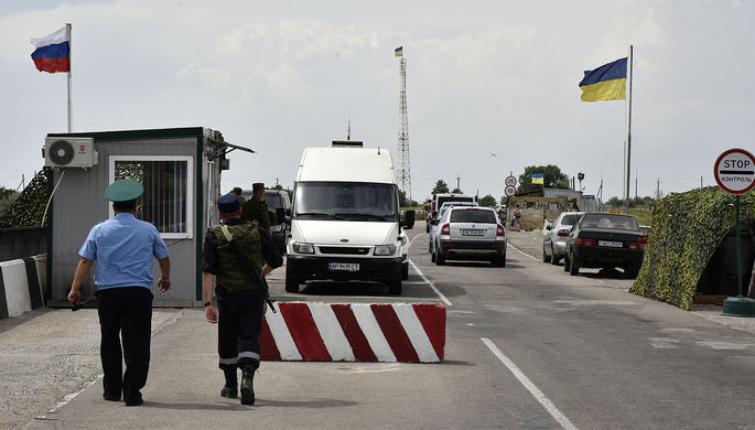 Автомобили на пункте пропуска «Джанкой» на границе России и Украины, 2016 год