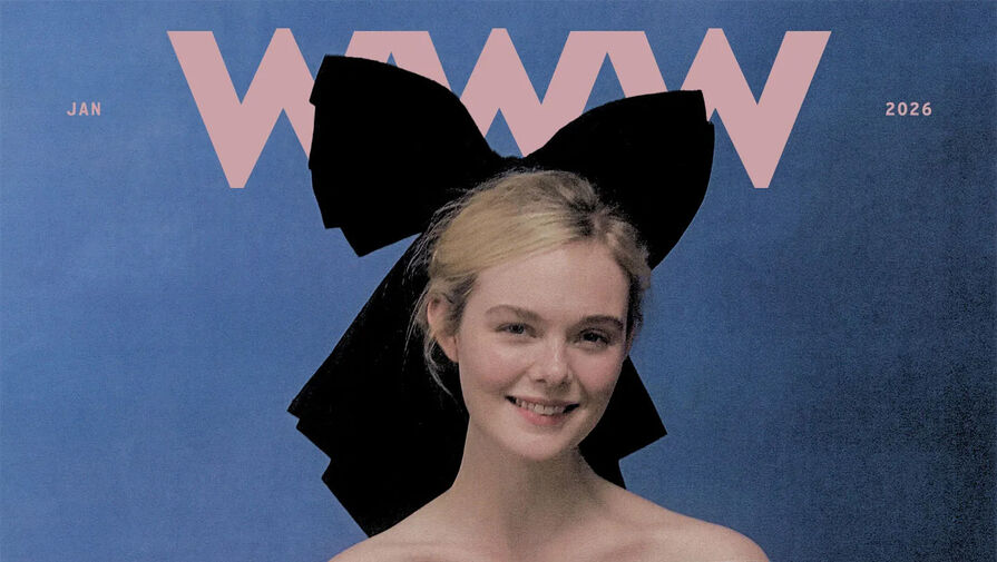 Актриса Эль Фаннинг в бархатном топе снялась с котом на руках