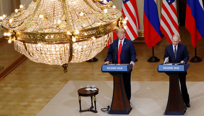 Президент США Дональд Трамп и президент России Владимир Путин во время пресс-конференции по итогам...