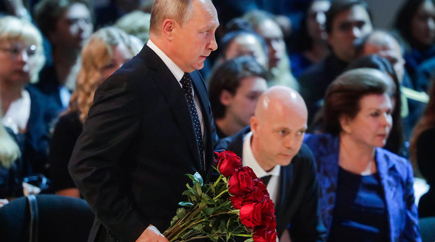 Президент России Владимир Путин на церемонии прощания с Иосифом Кобзоном в Москве, 2 сентября 2018 года