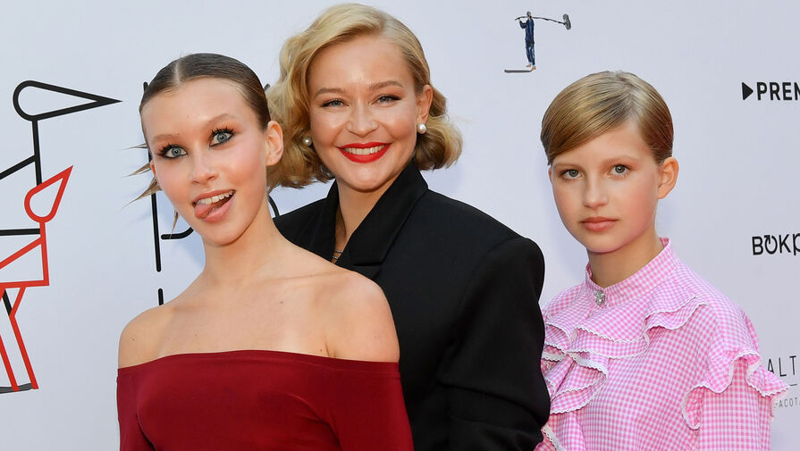 Актриса Юлия Пересильд вручила дочери Анне награду со сцены