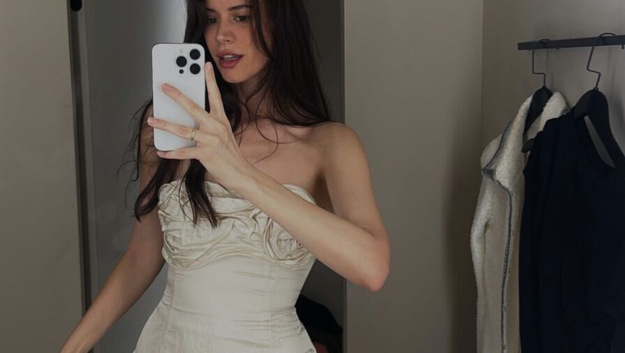 Актриса Диана Пожарская снялась в платье с облегающим верхом