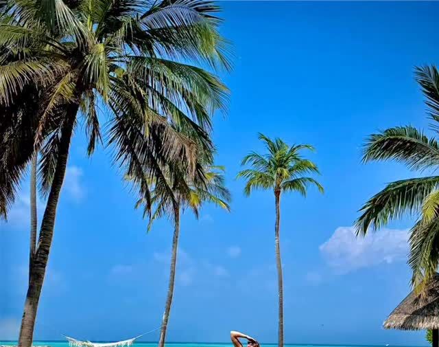 Актриса Ким Кэтролл снялась в купальнике во время медового месяца