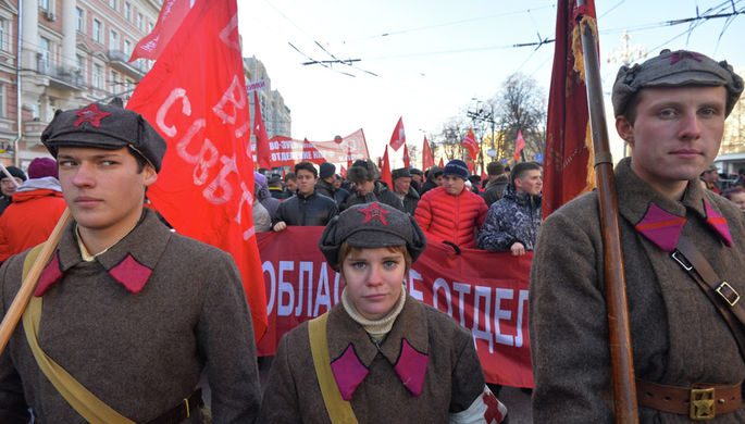 Участники шествия и митинга в Москве, посвященного 98-й годовщине Великой Октябрьской...