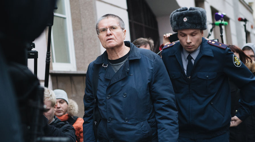 Бывший министр экономического развития России Алексей Улюкаев перед заседанием Замоскворецкого суда Москвы, 15 декабря 2017 года