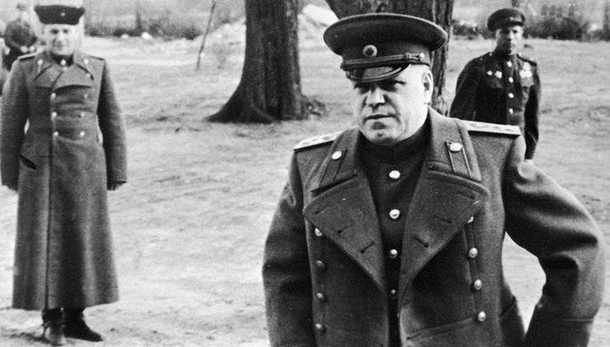 Командующий 1-м Белорусским фронтом маршал Георгий Жуков накануне наступления на Берлин, апрель 1945...