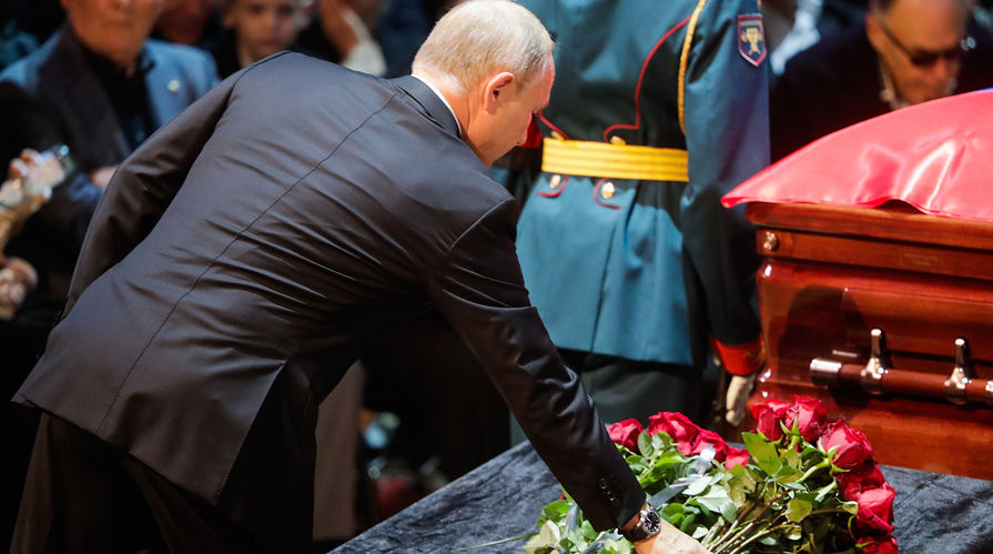 Президент России Владимир Путин на церемонии прощания с Иосифом Кобзоном в Москве, 2 сентября 2018 года