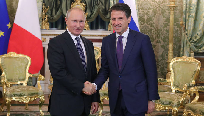 Президент России Владимир Путин и премьер-министр Италии Джузеппе Конте во время встречи в Москве...