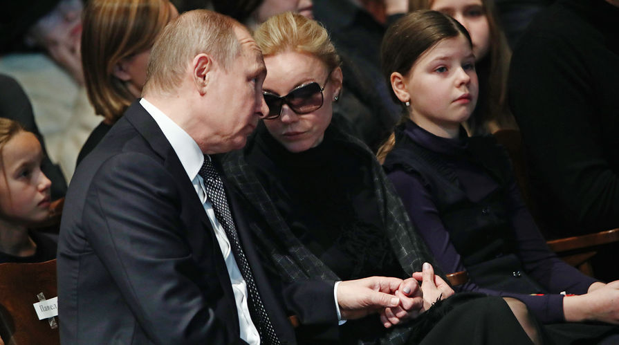 Президент Владимир Путин со вдовой Олега Табакова актрисой Мариной Зудиной и дочерью Марией во время церемонии прощания с артистом в МХТ имени Чехова, 15 марта 2018 года
