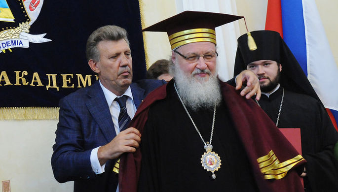 Патриарх Московский и всея Руси Кирилл во время вручения мантии почетного доктора Одесской...