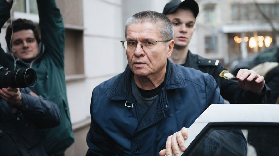 Бывший министр экономического развития России Алексей Улюкаев перед заседанием Замоскворецкого суда Москвы, 15 декабря 2017 года