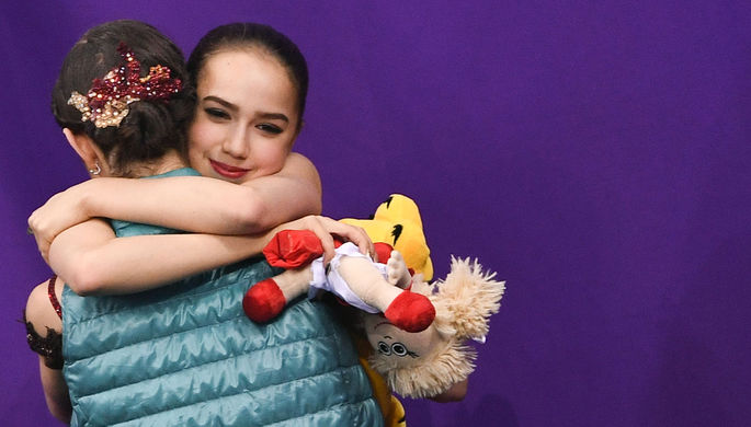 Алина Загитова и Евгения Медведева после окончания выступления в произвольной программе
