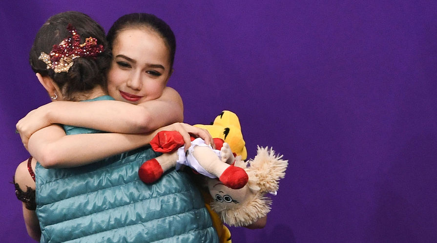 Алина Загитова и Евгения Медведева после окончания выступления в произвольной программе